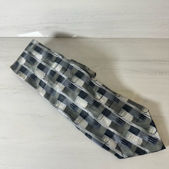 Geometric Gray Silk Tie with Modern Design - Picture 1 of 2